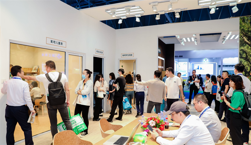 得高補氧學(xué)習(xí)桌亮相第83屆中國教育裝備展示會，富氧科技助力青少年智慧成長 圖片 2